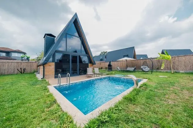 Bungalow 2+1 Oda, Bahçe Manzaralı, Isıtmalı Özel Havuzlu