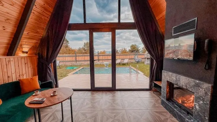 Bungalow 2+1 Oda, Bahçe Manzaralı, Isıtmalı Özel Havuzlu