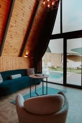 Bungalow 2+1 Oda, Bahçe Manzaralı, Isıtmalı Özel Havuzlu