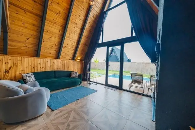 Bungalow 2+1 Oda, Bahçe Manzaralı, Isıtmalı Özel Havuzlu