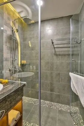 Deluxe Tek Büyük Yataklı Oda, Havuz Manzaralı