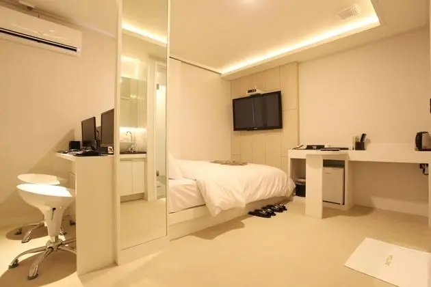 Oda (Premium (Free Netflix available in al)