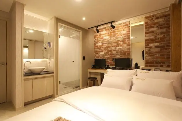 Oda (Premium (Free Netflix available in al)