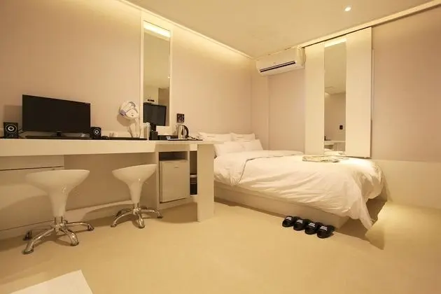 Oda (Standard - B (Free Netflix viewing in)