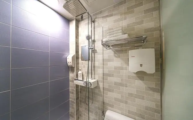 Oda (General room shower (Netflix YouTube )