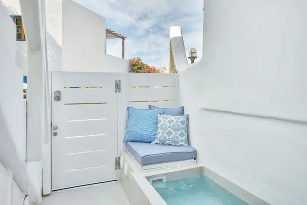 Cave Suite Outdoor Jetted Tub