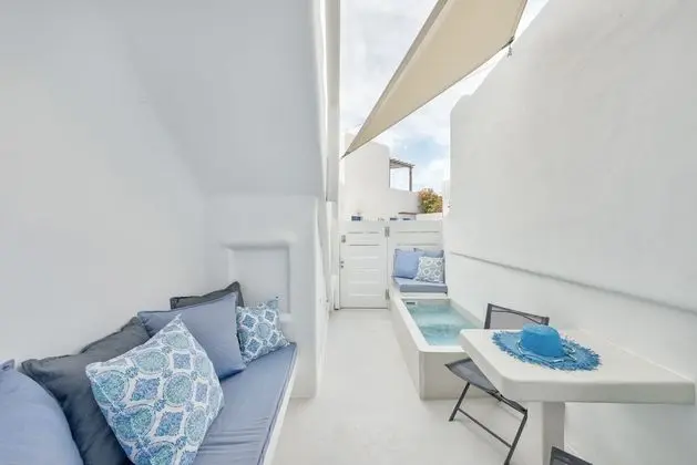 Cave Suite Outdoor Jetted Tub