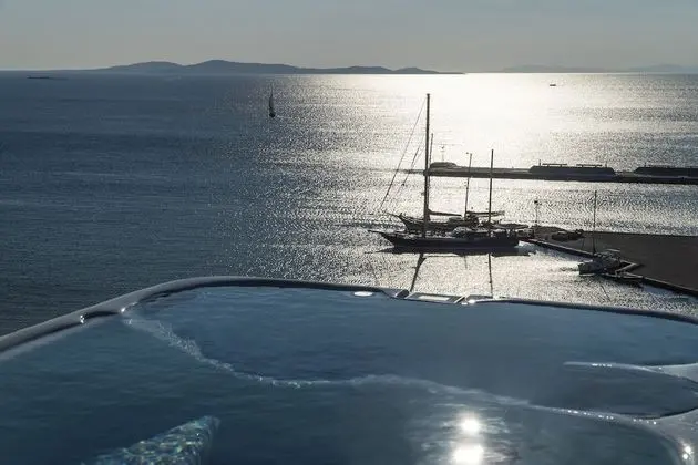 Ambio Retreat Outdoor Hot Tub