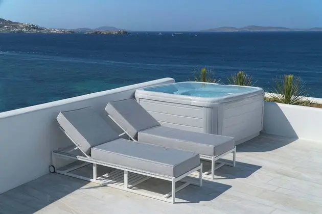 Ambio Retreat Outdoor Hot Tub