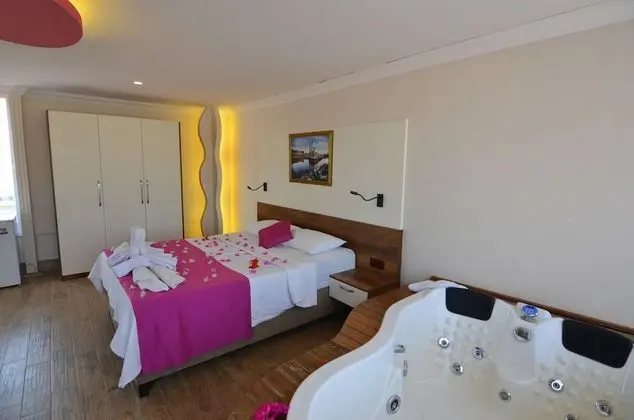 Romantic Tek Büyük Yataklı Oda, 1 Yatak Odası, Jakuzi, Deniz Manzaralı
