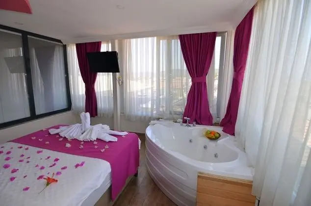 Romantic Tek Büyük Yataklı Oda, 1 Yatak Odası, Jakuzi, Deniz Manzaralı