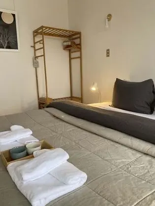 Tek Büyük veya İki Ayrı Yataklı Oda, Ortak Banyo
