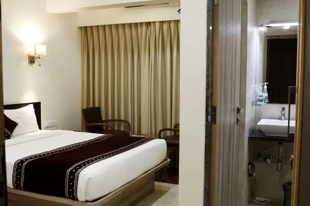 Deluxe Tek Büyük Yataklı Oda, 1 Çift Kişilik Yatak, Engellilere Uygun, Sigara İçilebilir