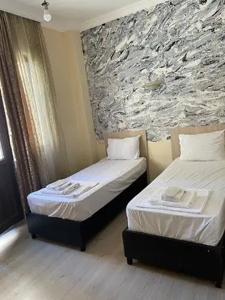Basic Tek Büyük veya İki Ayrı Yataklı Oda