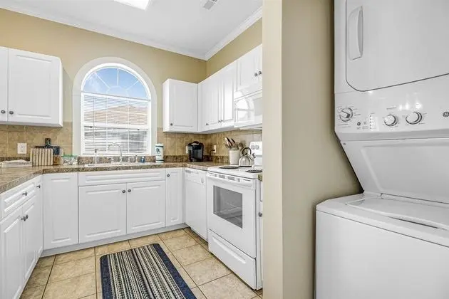 Daire (Myrtlewood 304-4713 ESCAPE!)