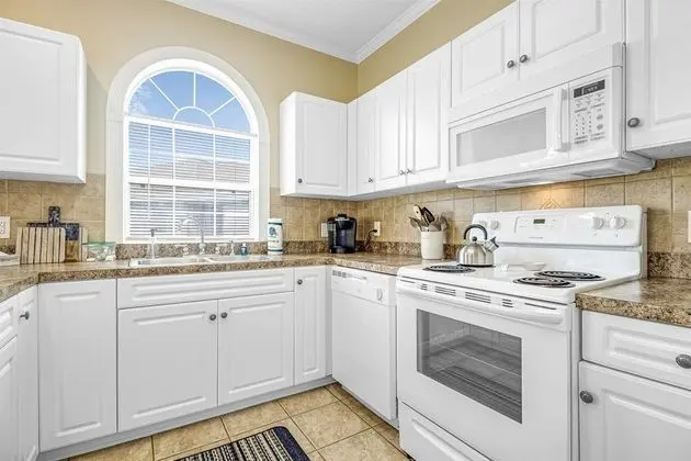 Daire (Myrtlewood 304-4713 ESCAPE!)