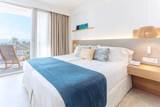 Tek Büyük Yataklı Oda, Balkon, Kısmi Deniz Manzaralı