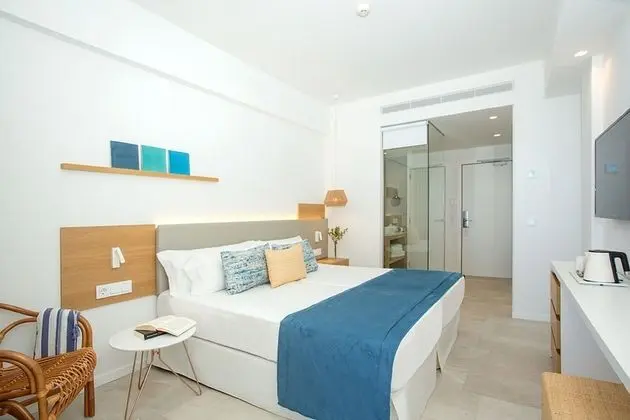 Tek Büyük Yataklı Oda, Balkon, Kısmi Deniz Manzaralı