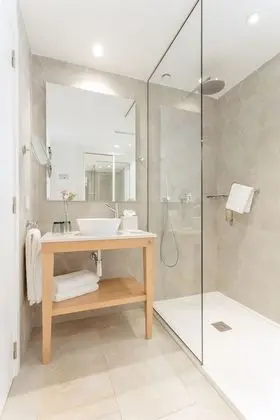 Tek Büyük Yataklı Oda, Balkon, Kısmi Deniz Manzaralı