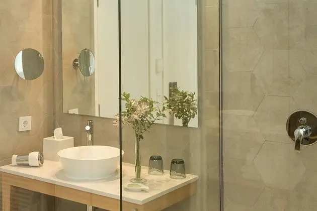 Tek Büyük Yataklı Oda, Balkon, Kısmi Deniz Manzaralı