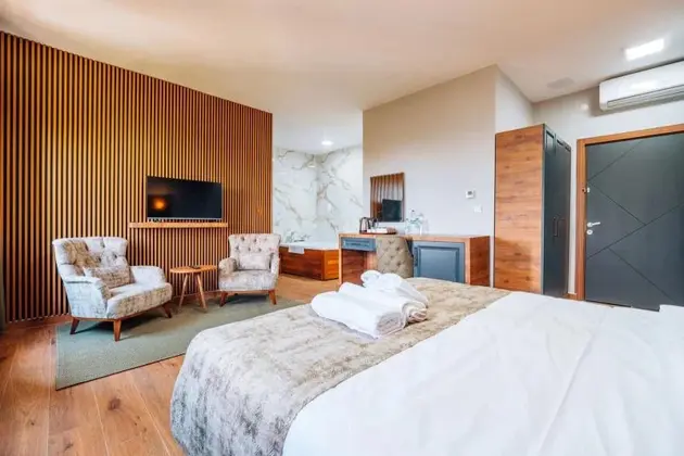 Lüks Suite Oda Sauna, Jakuzi Ve Geniş Yatak Seçenekleriyle