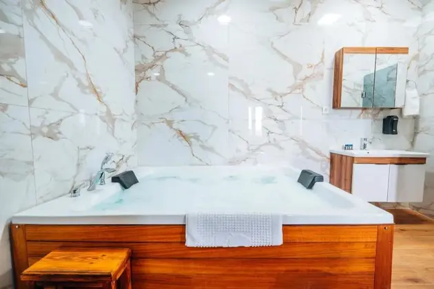 Lüks Suite Oda Sauna, Jakuzi Ve Geniş Yatak Seçenekleriyle