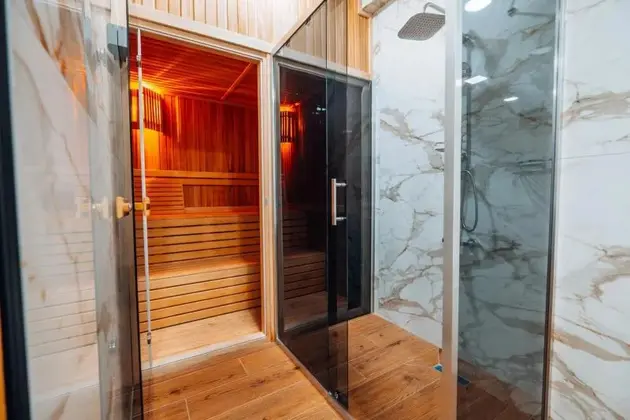 Lüks Suite Oda Sauna, Jakuzi Ve Geniş Yatak Seçenekleriyle