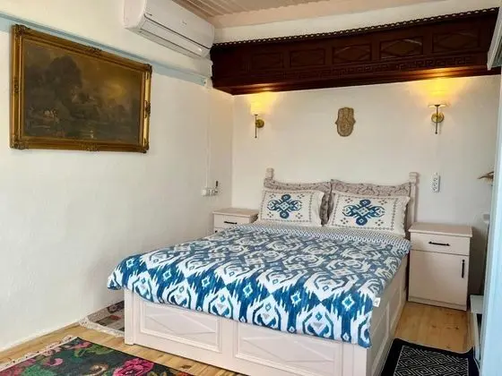 Çift Kişilik, Simge Yapı Manzaralı