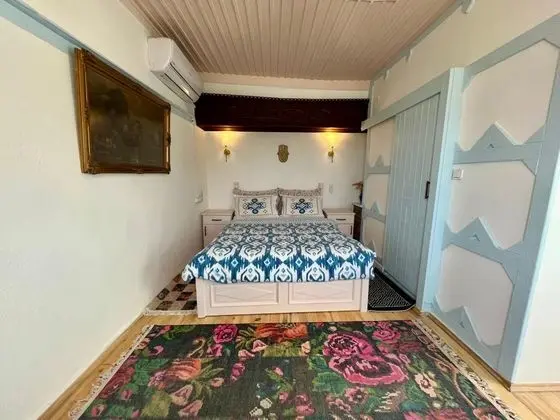 Çift Kişilik, Simge Yapı Manzaralı