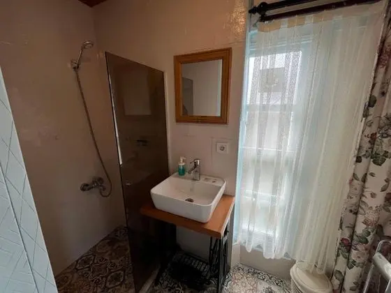 Çift Kişilik, Simge Yapı Manzaralı