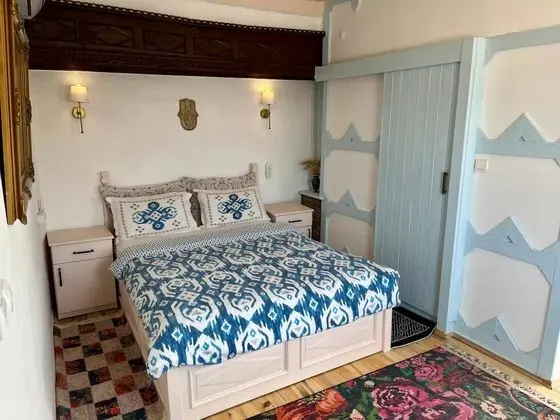 Çift Kişilik, Simge Yapı Manzaralı
