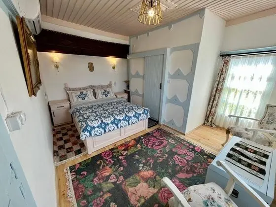 Çift Kişilik, Simge Yapı Manzaralı
