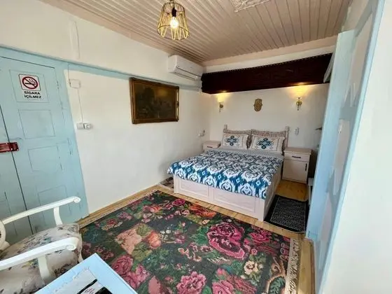 Çift Kişilik, Simge Yapı Manzaralı