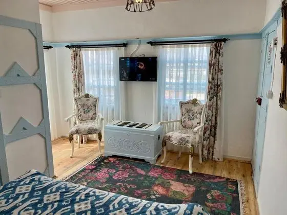 Çift Kişilik, Simge Yapı Manzaralı