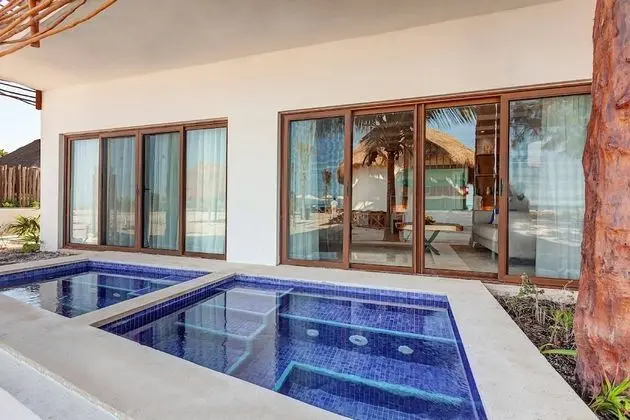 Deluxe Junior Suite Swim Out