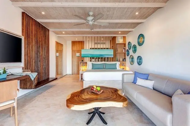 Deluxe Junior Suite Swim Out