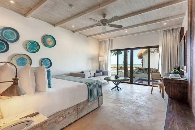 Deluxe Junior Suite Swim Out