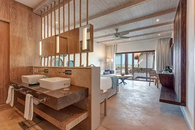 Deluxe Junior Suite Swim Out