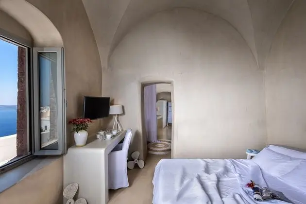 Senior Suite (Heated Outdoor Plunge Pool and Indoor Jacuzzi)