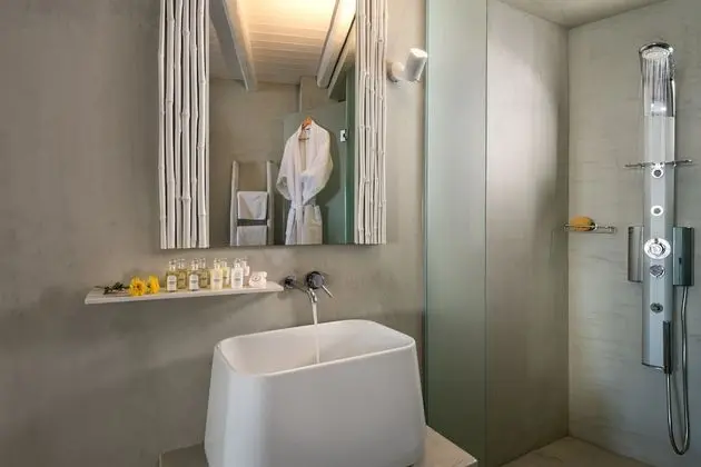 Senior Suite (Heated Outdoor Plunge Pool and Indoor Jacuzzi)