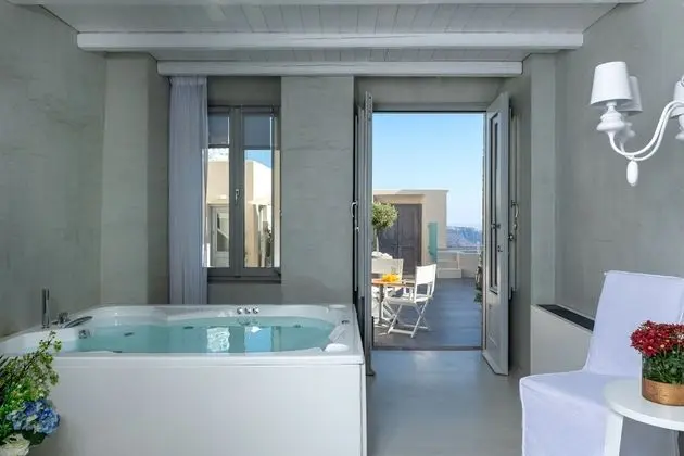 Senior Suite (Heated Outdoor Plunge Pool and Indoor Jacuzzi)