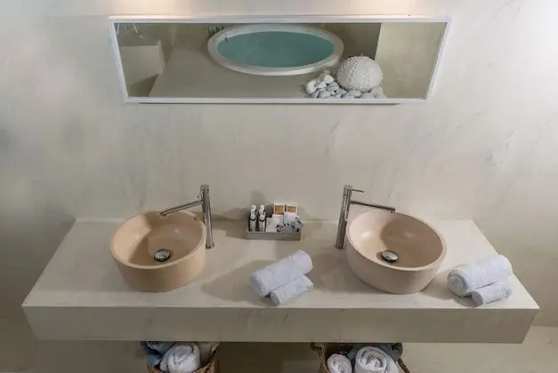 Senior Suite (Heated Outdoor Plunge Pool and Indoor Jacuzzi)