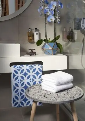 Deluxe Tek Büyük Yataklı Oda, Kısmi Deniz Manzaralı