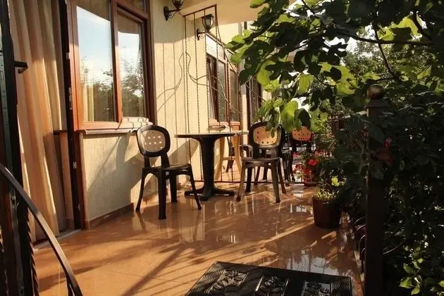 Üç Kişilik Oda, Balkon