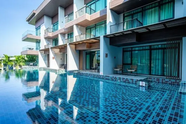 Deluxe Pool