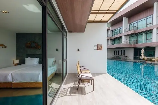 Deluxe Pool