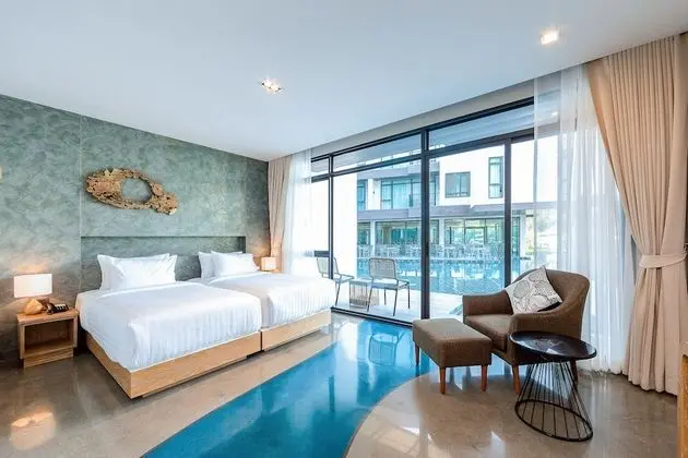 Deluxe Pool
