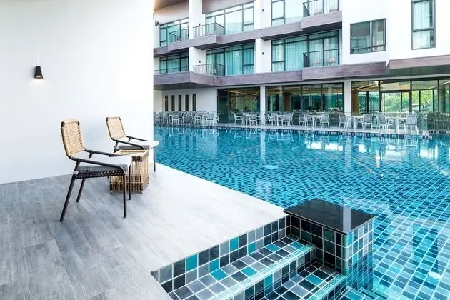 Deluxe Pool