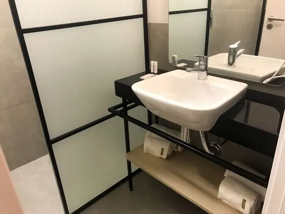 Business Tek Büyük Yataklı Oda