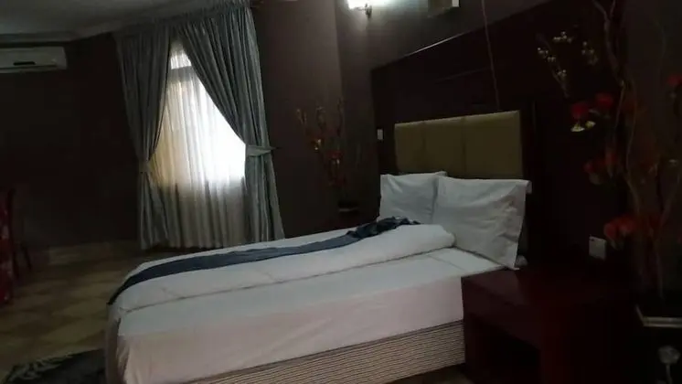 Standard Tek Büyük Yataklı Oda